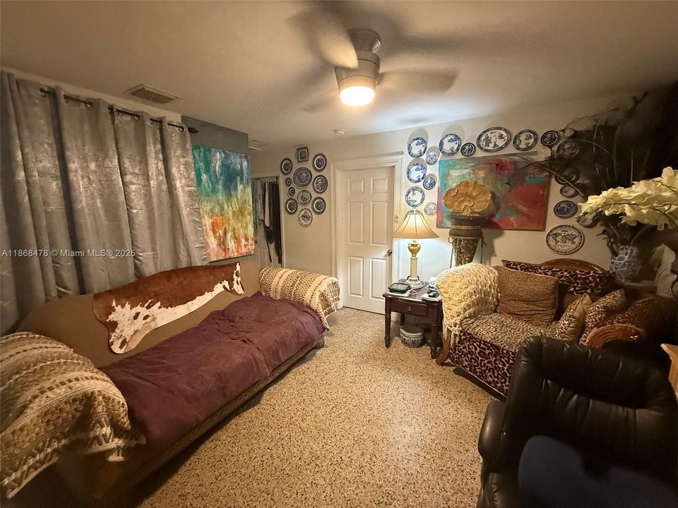 Под контрактом: $340,000 (2 спален, 1 ванн, 916 Квадратных фут)