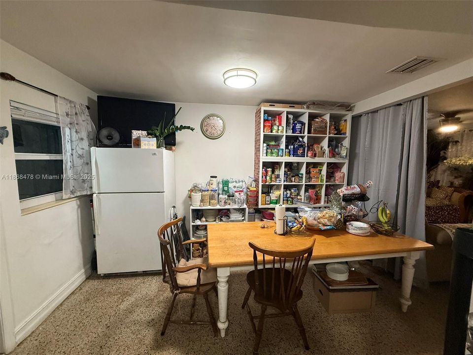 Под контрактом: $340,000 (2 спален, 1 ванн, 916 Квадратных фут)