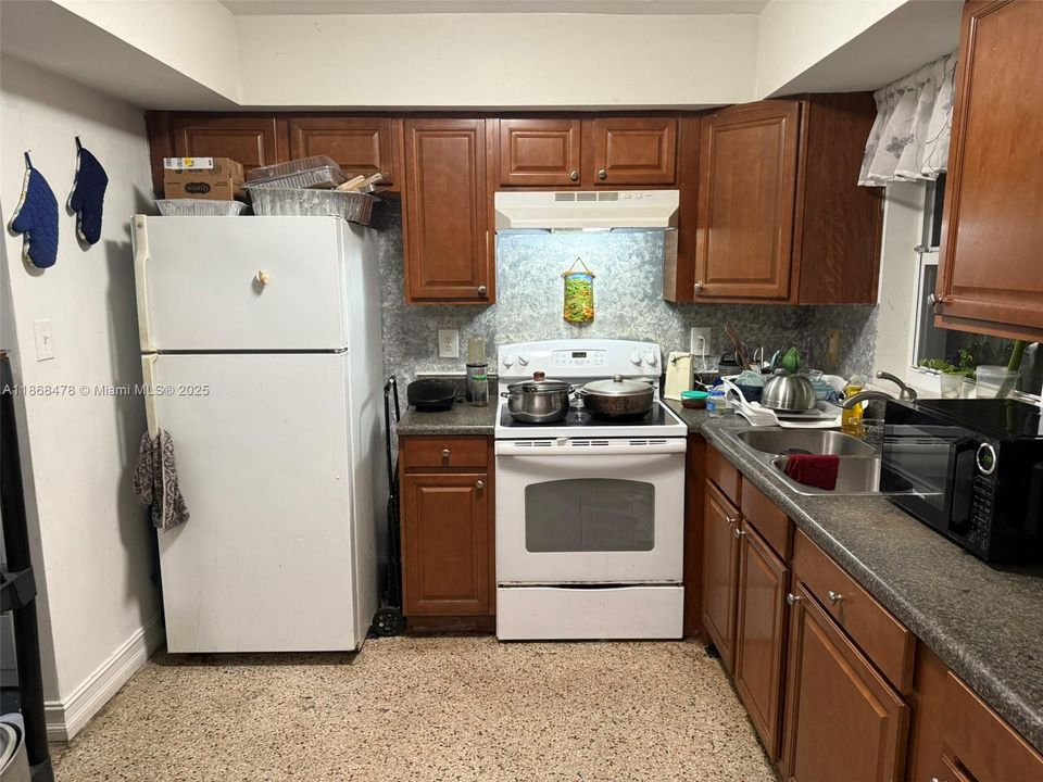 Под контрактом: $340,000 (2 спален, 1 ванн, 916 Квадратных фут)