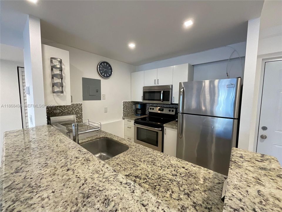 For Sale: $245,000 (1 beds, 1 baths, 652 Square Feet)