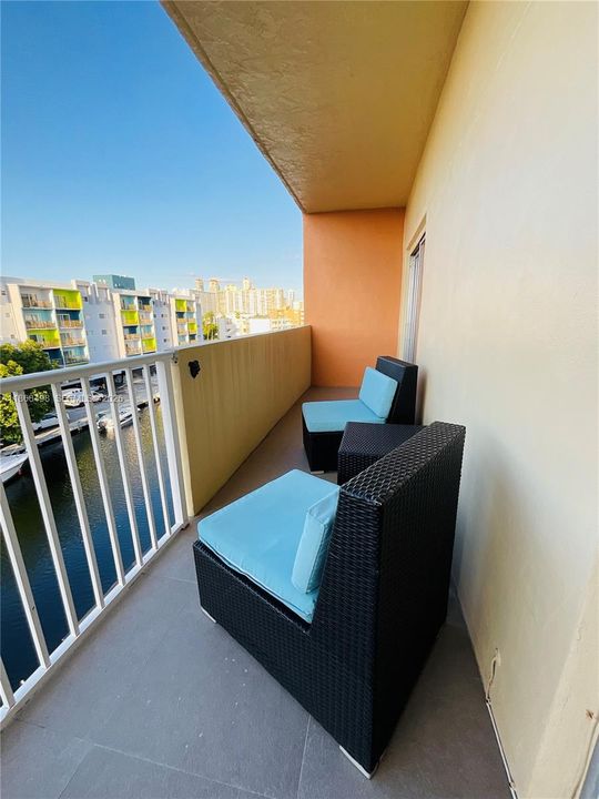 For Sale: $245,000 (1 beds, 1 baths, 652 Square Feet)