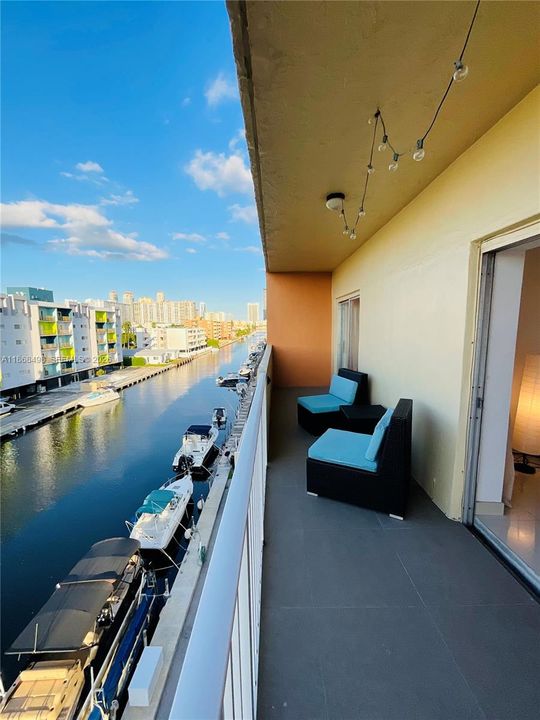 For Sale: $245,000 (1 beds, 1 baths, 652 Square Feet)