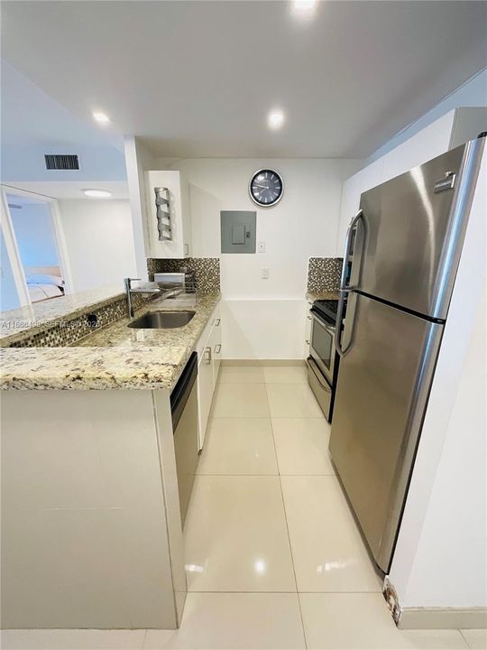 For Sale: $245,000 (1 beds, 1 baths, 652 Square Feet)