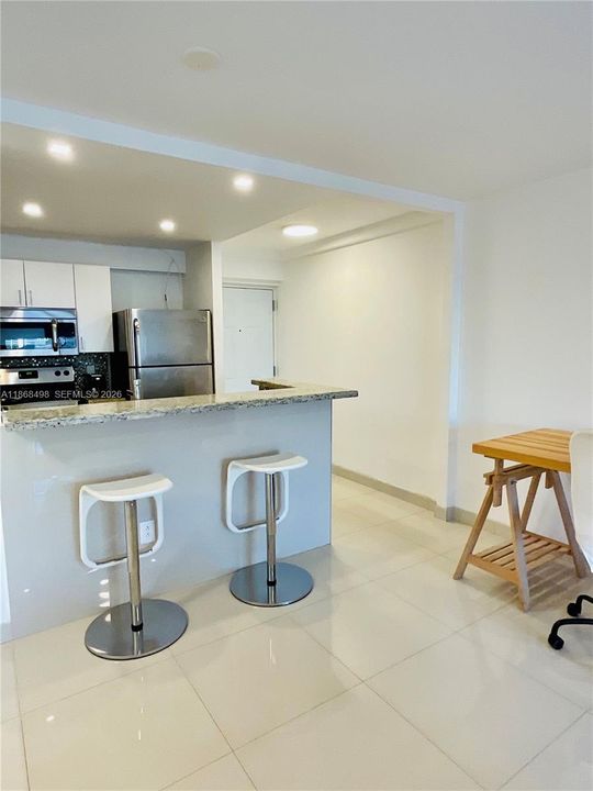 For Sale: $245,000 (1 beds, 1 baths, 652 Square Feet)