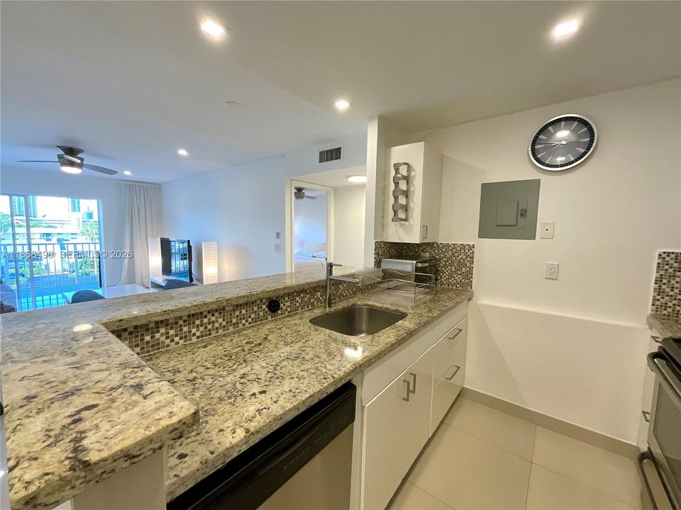For Sale: $245,000 (1 beds, 1 baths, 652 Square Feet)