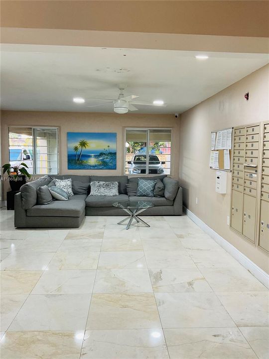For Sale: $245,000 (1 beds, 1 baths, 652 Square Feet)
