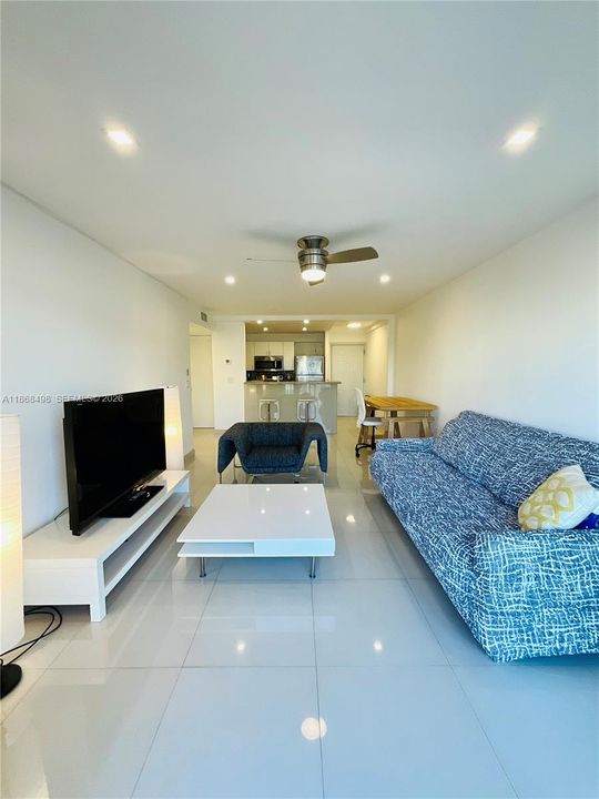 For Sale: $245,000 (1 beds, 1 baths, 652 Square Feet)