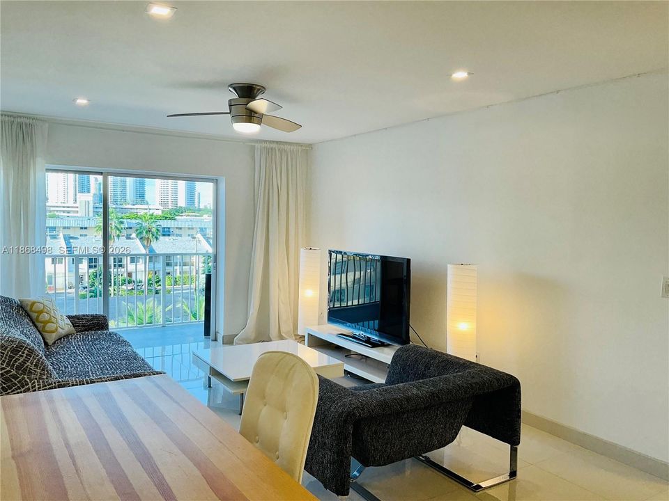 For Sale: $245,000 (1 beds, 1 baths, 652 Square Feet)