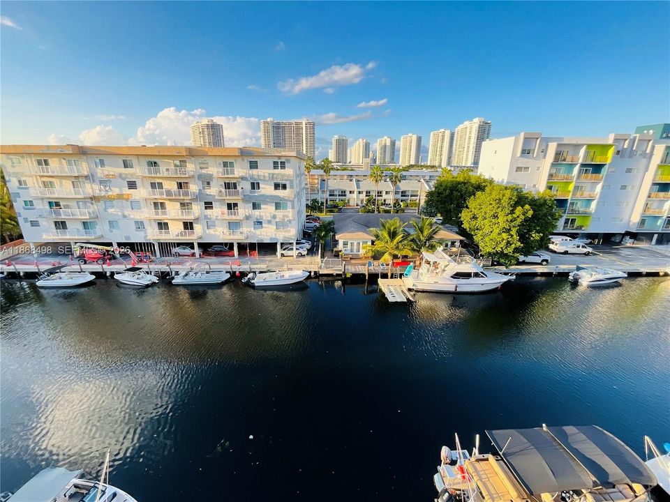 For Sale: $245,000 (1 beds, 1 baths, 652 Square Feet)