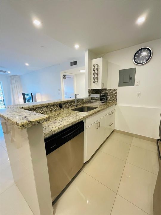For Sale: $245,000 (1 beds, 1 baths, 652 Square Feet)