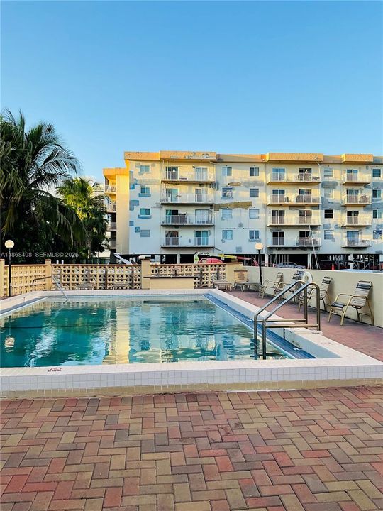For Sale: $245,000 (1 beds, 1 baths, 652 Square Feet)