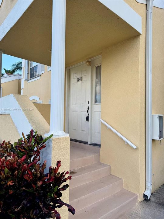 Под контрактом: $197,500 (2 спален, 2 ванн, 1160 Квадратных фут)