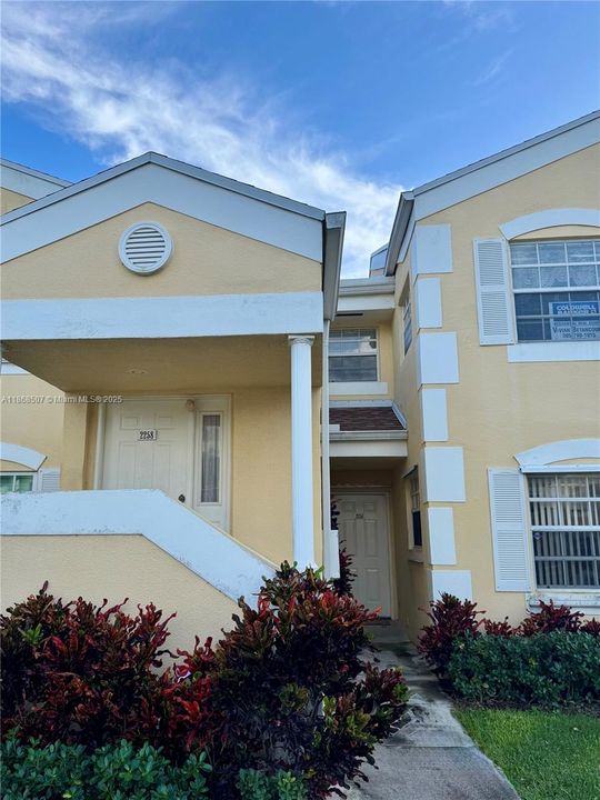 Под контрактом: $197,500 (2 спален, 2 ванн, 1160 Квадратных фут)