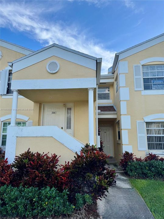 Под контрактом: $197,500 (2 спален, 2 ванн, 1160 Квадратных фут)