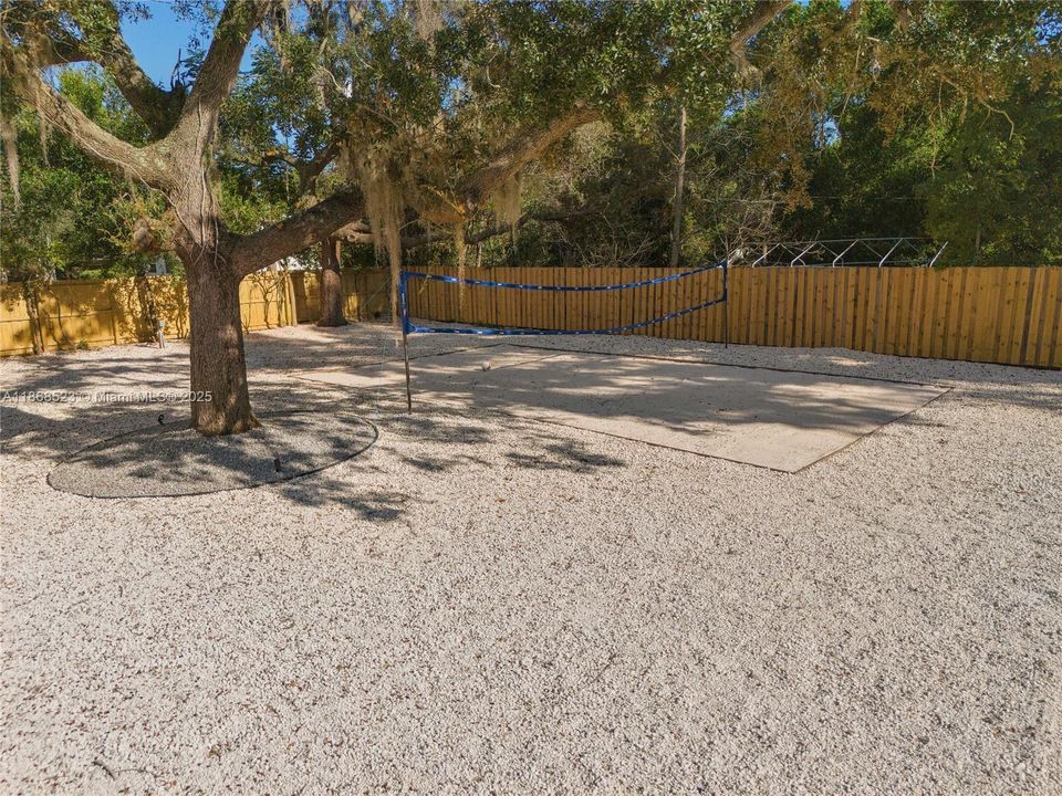 For Rent: $1,800 (3 beds, 1 baths, 1828 Square Feet)