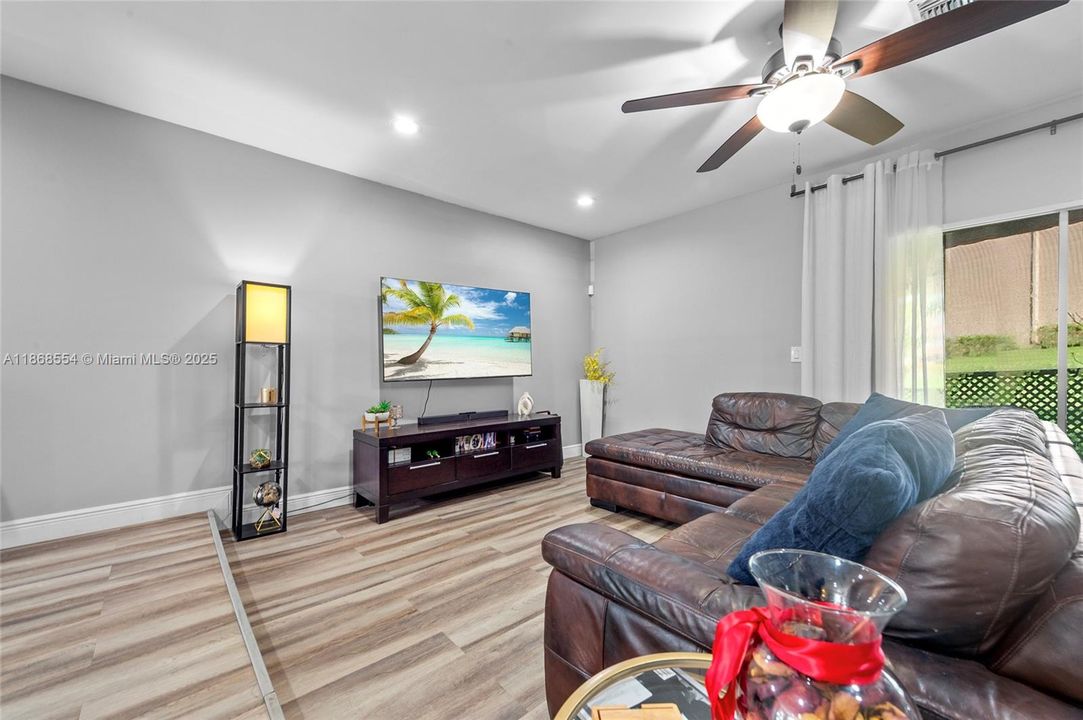 Active With Contract: $370,000 (3 beds, 2 baths, 1440 Square Feet)