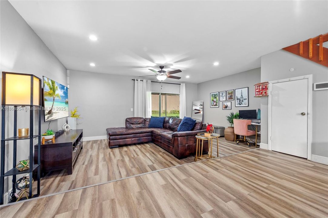 Active With Contract: $370,000 (3 beds, 2 baths, 1440 Square Feet)