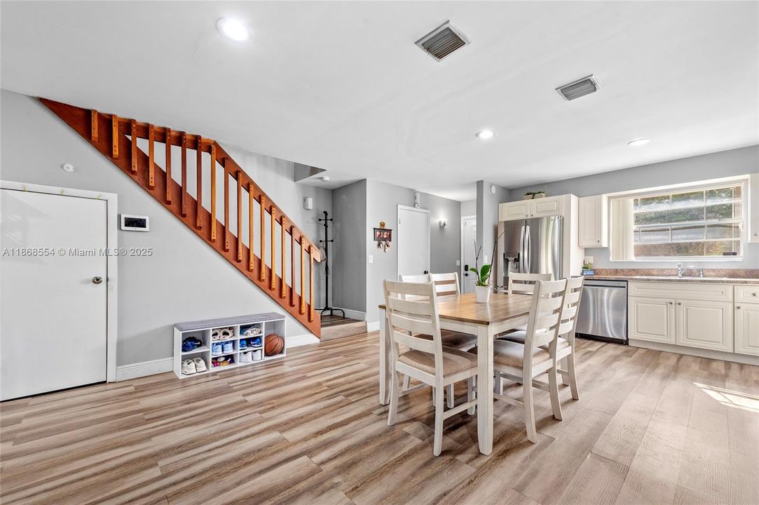 Active With Contract: $370,000 (3 beds, 2 baths, 1440 Square Feet)