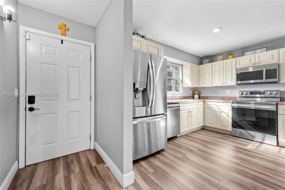 Active With Contract: $370,000 (3 beds, 2 baths, 1440 Square Feet)