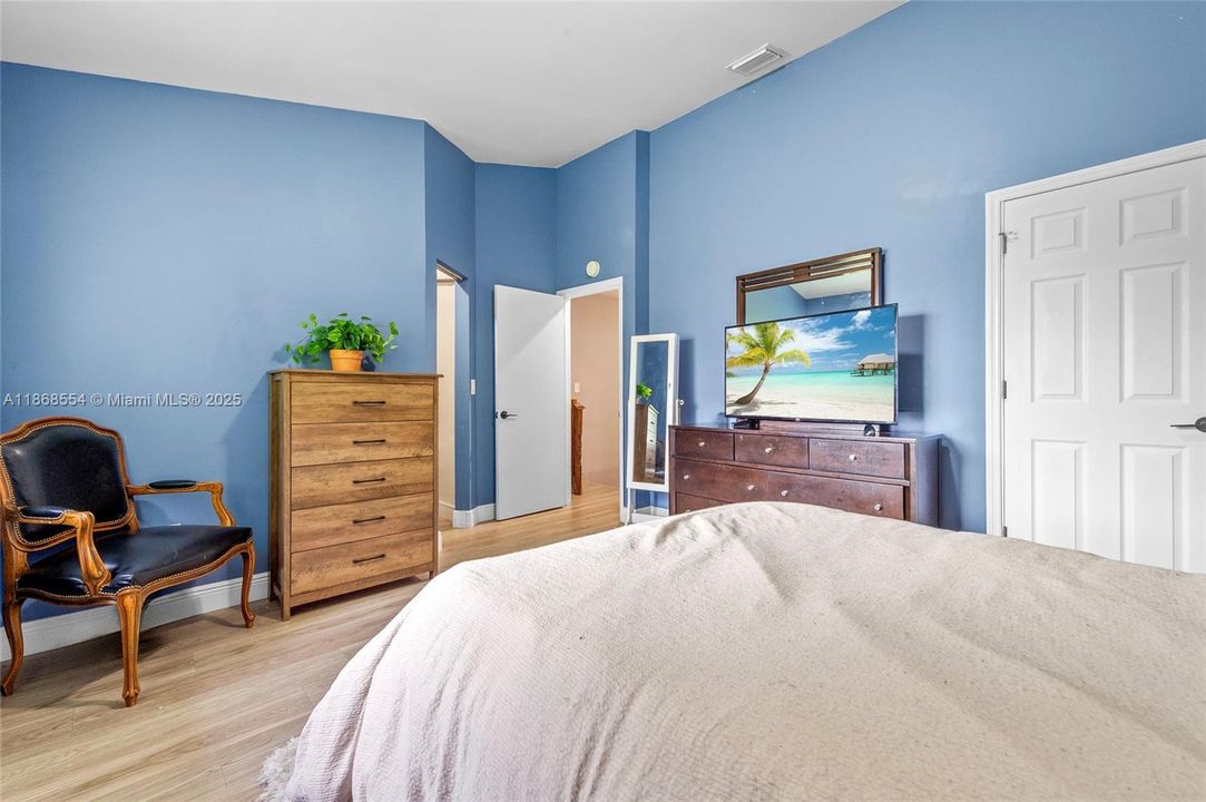 Active With Contract: $370,000 (3 beds, 2 baths, 1440 Square Feet)