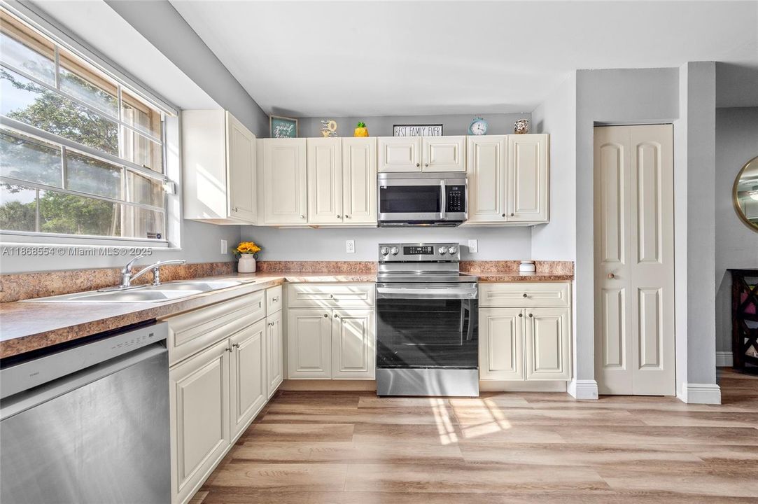 Active With Contract: $370,000 (3 beds, 2 baths, 1440 Square Feet)