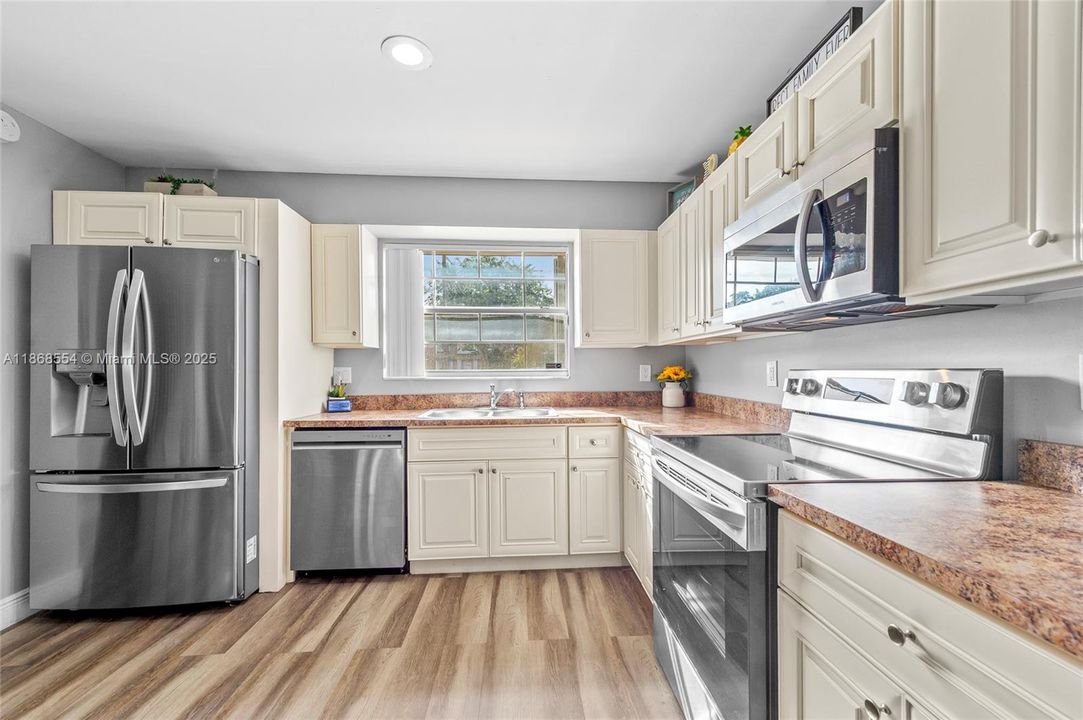 Active With Contract: $370,000 (3 beds, 2 baths, 1440 Square Feet)