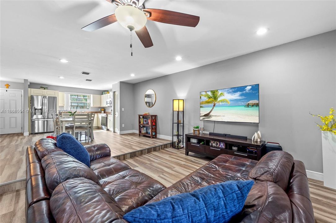 Active With Contract: $370,000 (3 beds, 2 baths, 1440 Square Feet)