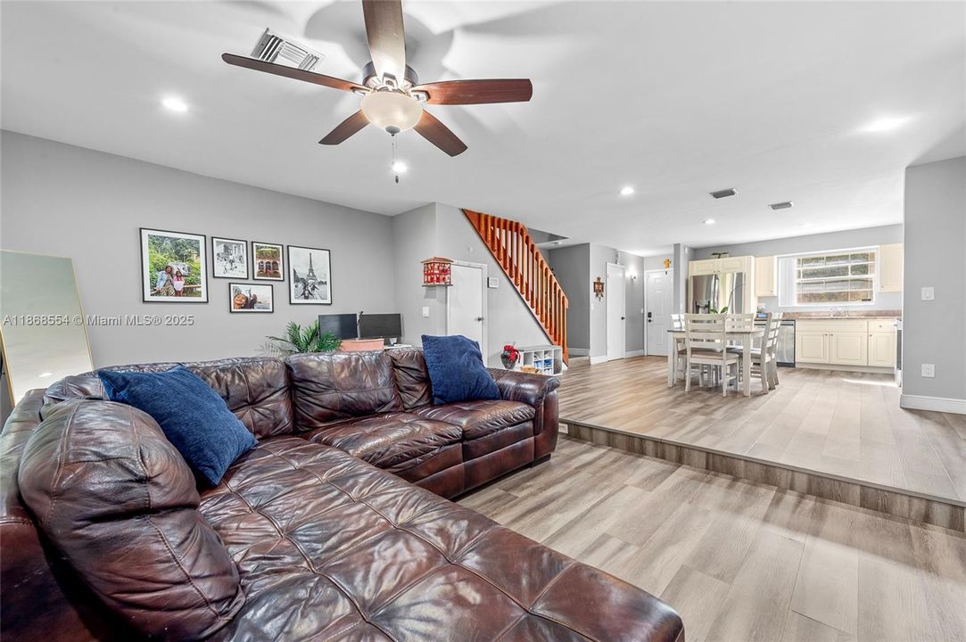 Active With Contract: $370,000 (3 beds, 2 baths, 1440 Square Feet)