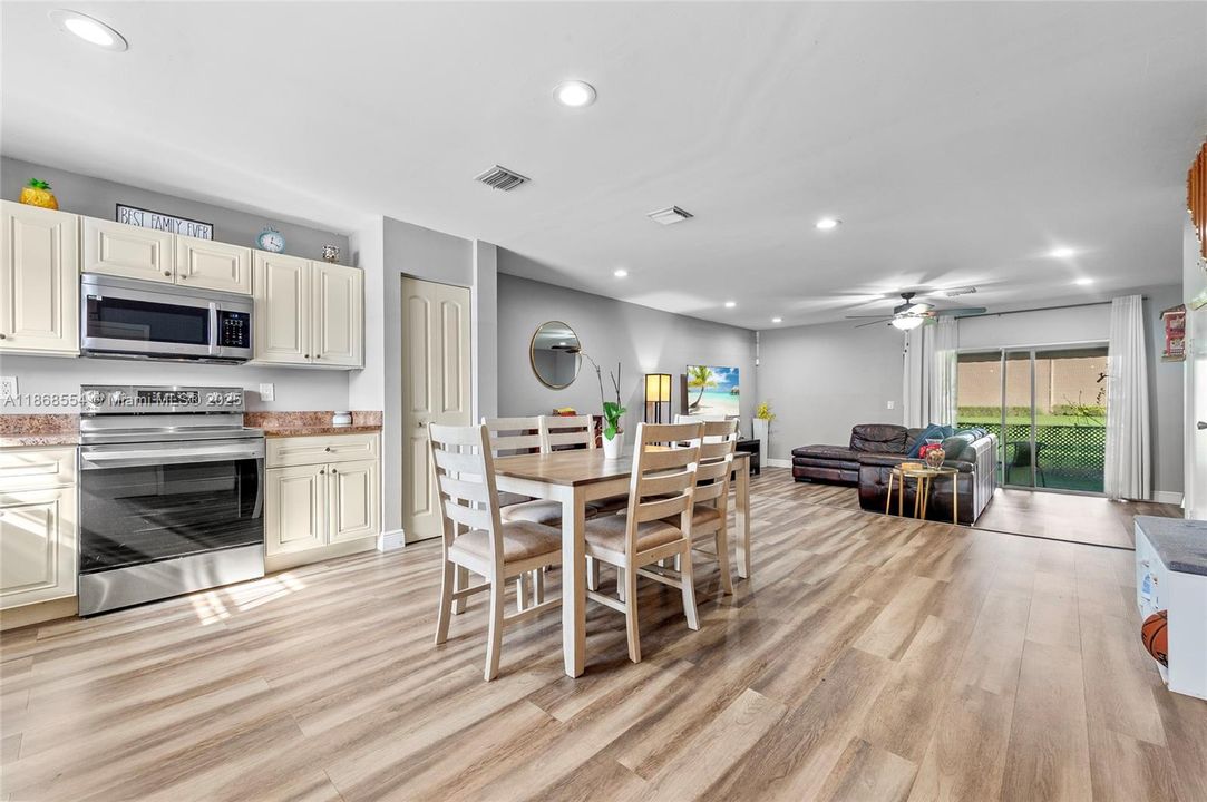 Active With Contract: $370,000 (3 beds, 2 baths, 1440 Square Feet)