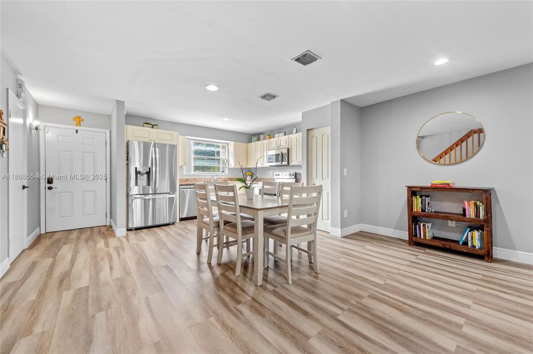 Active With Contract: $370,000 (3 beds, 2 baths, 1440 Square Feet)