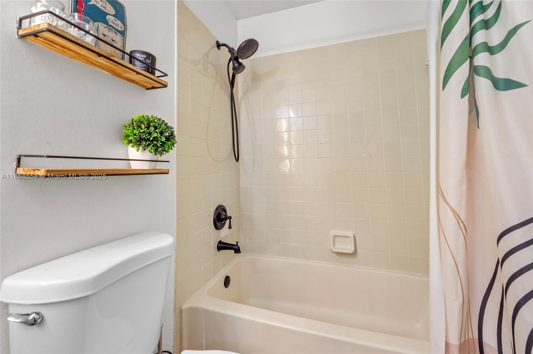 Active With Contract: $370,000 (3 beds, 2 baths, 1440 Square Feet)