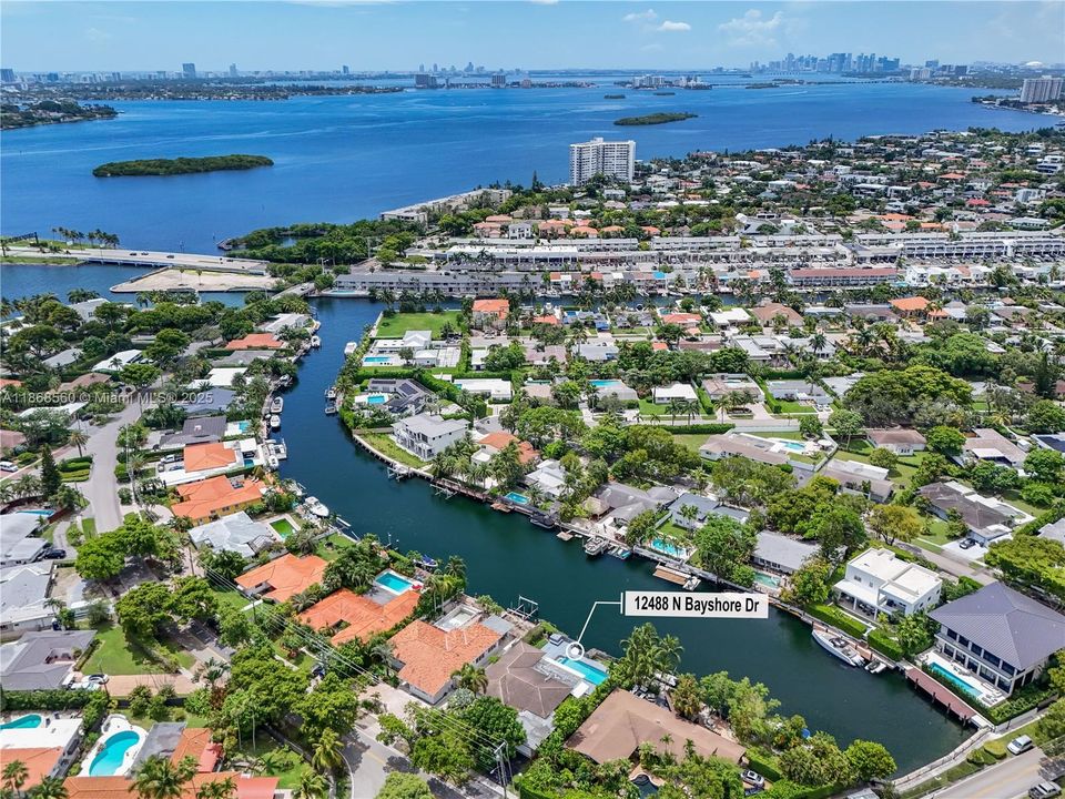 合同活跃: $2,175,000 (3 贝兹, 2 浴室, 2179 平方英尺)