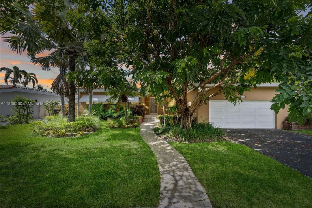 合同活跃: $2,175,000 (3 贝兹, 2 浴室, 2179 平方英尺)