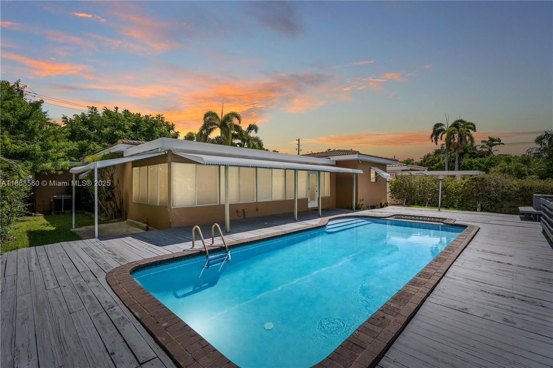 合同活跃: $2,175,000 (3 贝兹, 2 浴室, 2179 平方英尺)