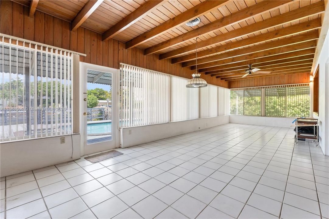 合同活跃: $2,175,000 (3 贝兹, 2 浴室, 2179 平方英尺)