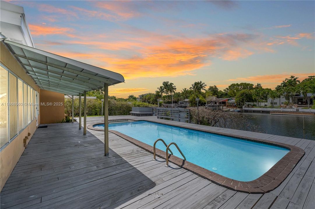 合同活跃: $2,175,000 (3 贝兹, 2 浴室, 2179 平方英尺)