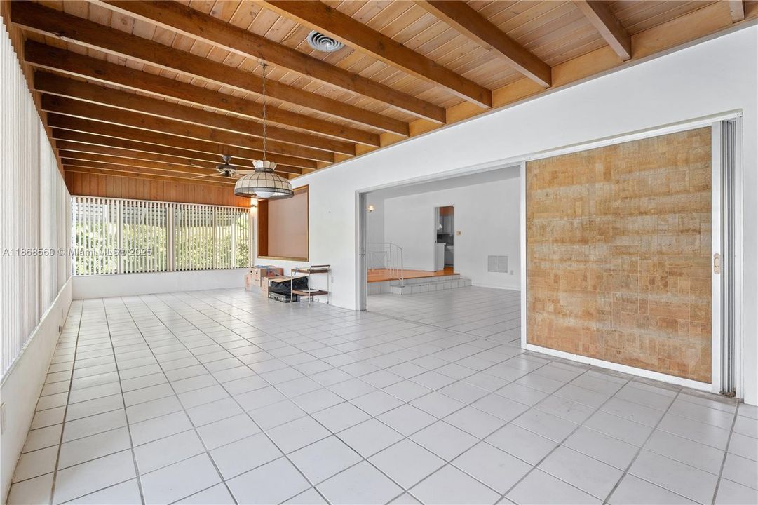 合同活跃: $2,175,000 (3 贝兹, 2 浴室, 2179 平方英尺)