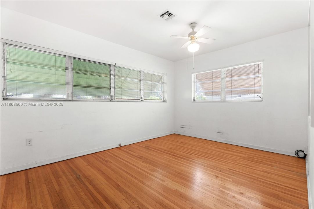 合同活跃: $2,175,000 (3 贝兹, 2 浴室, 2179 平方英尺)