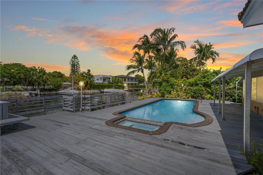 合同活跃: $2,175,000 (3 贝兹, 2 浴室, 2179 平方英尺)