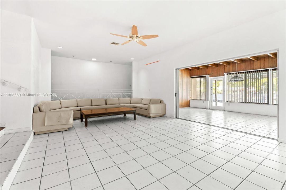 合同活跃: $2,175,000 (3 贝兹, 2 浴室, 2179 平方英尺)