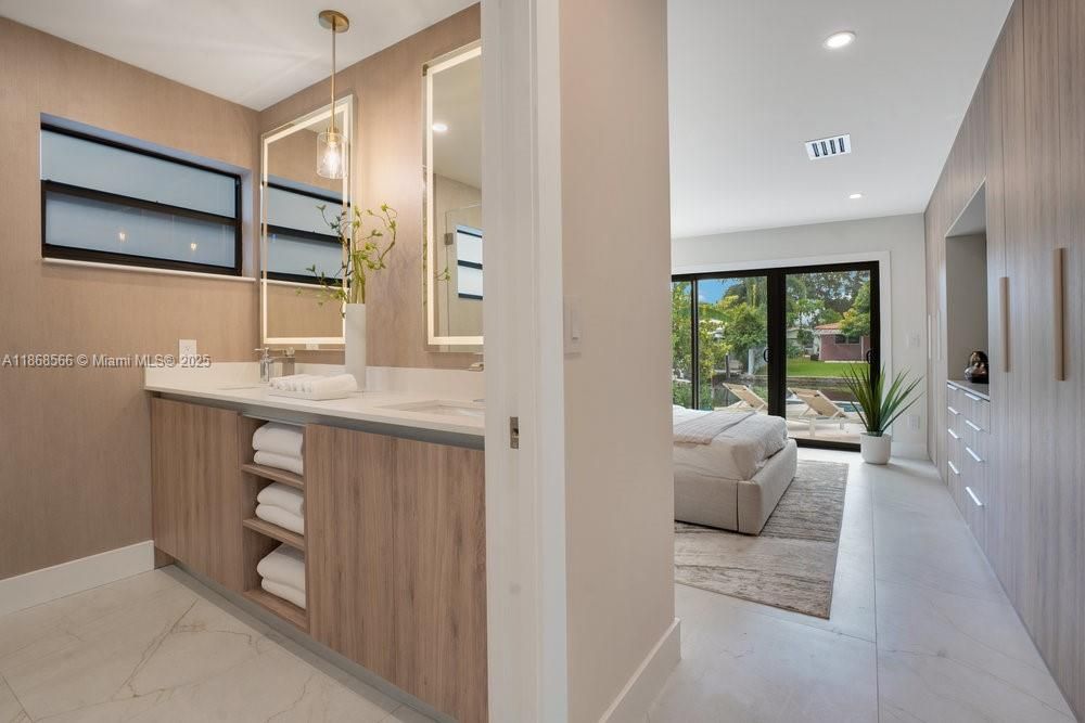 Недавно продано: $1,788,000 (3 спален, 2 ванн, 1944 Квадратных фут)