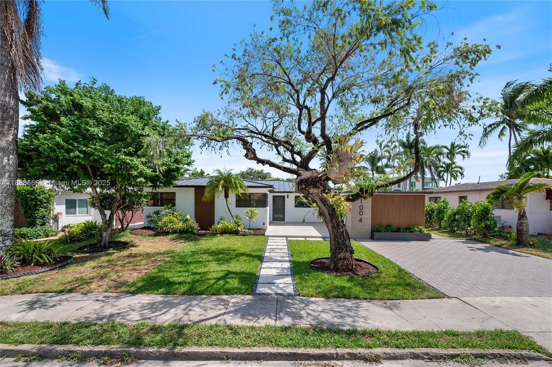 Недавно продано: $1,788,000 (3 спален, 2 ванн, 1944 Квадратных фут)