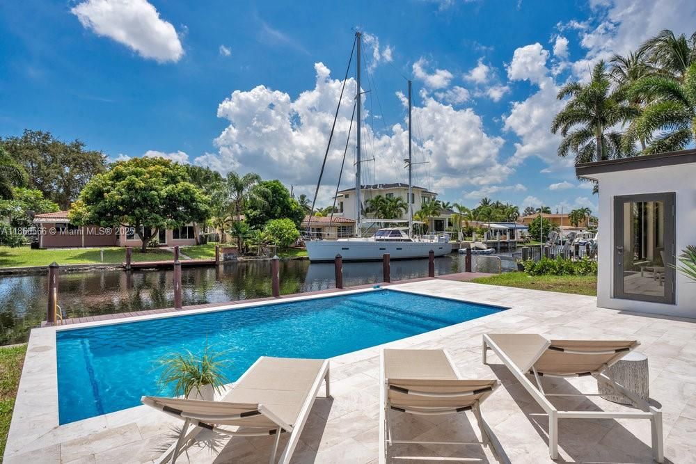 Недавно продано: $1,788,000 (3 спален, 2 ванн, 1944 Квадратных фут)