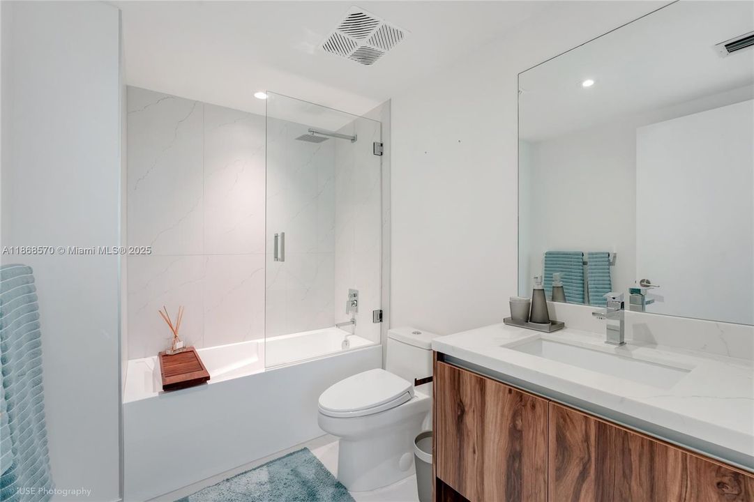 На продажу: $1,469,900 (2 спален, 2 ванн, 1366 Квадратных фут)