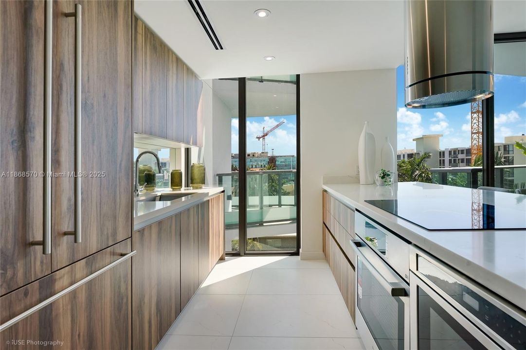 На продажу: $1,469,900 (2 спален, 2 ванн, 1366 Квадратных фут)