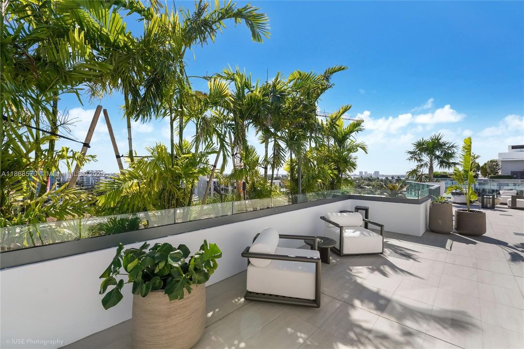 На продажу: $1,469,900 (2 спален, 2 ванн, 1366 Квадратных фут)