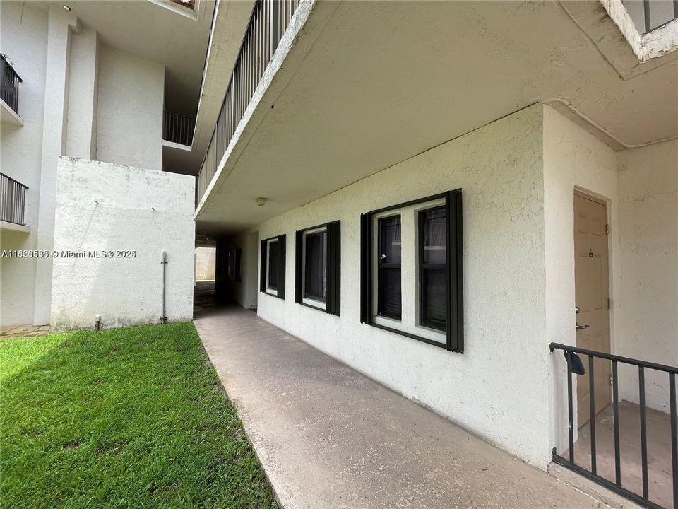 Недавно продано: $250,000 (2 спален, 2 ванн, 1200 Квадратных фут)