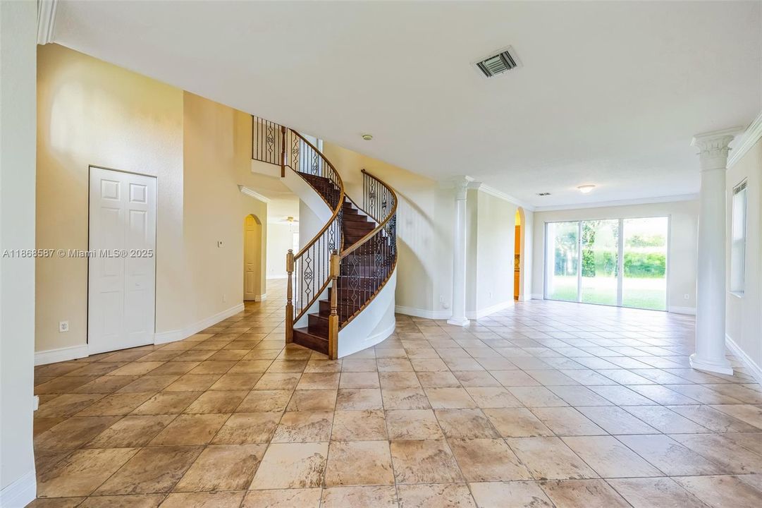 Под контрактом: $926,000 (6 спален, 4 ванн, 3994 Квадратных фут)