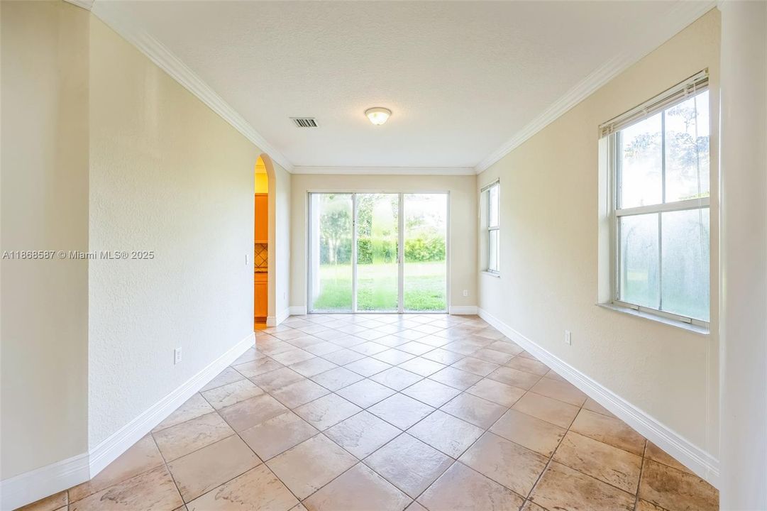 Под контрактом: $926,000 (6 спален, 4 ванн, 3994 Квадратных фут)