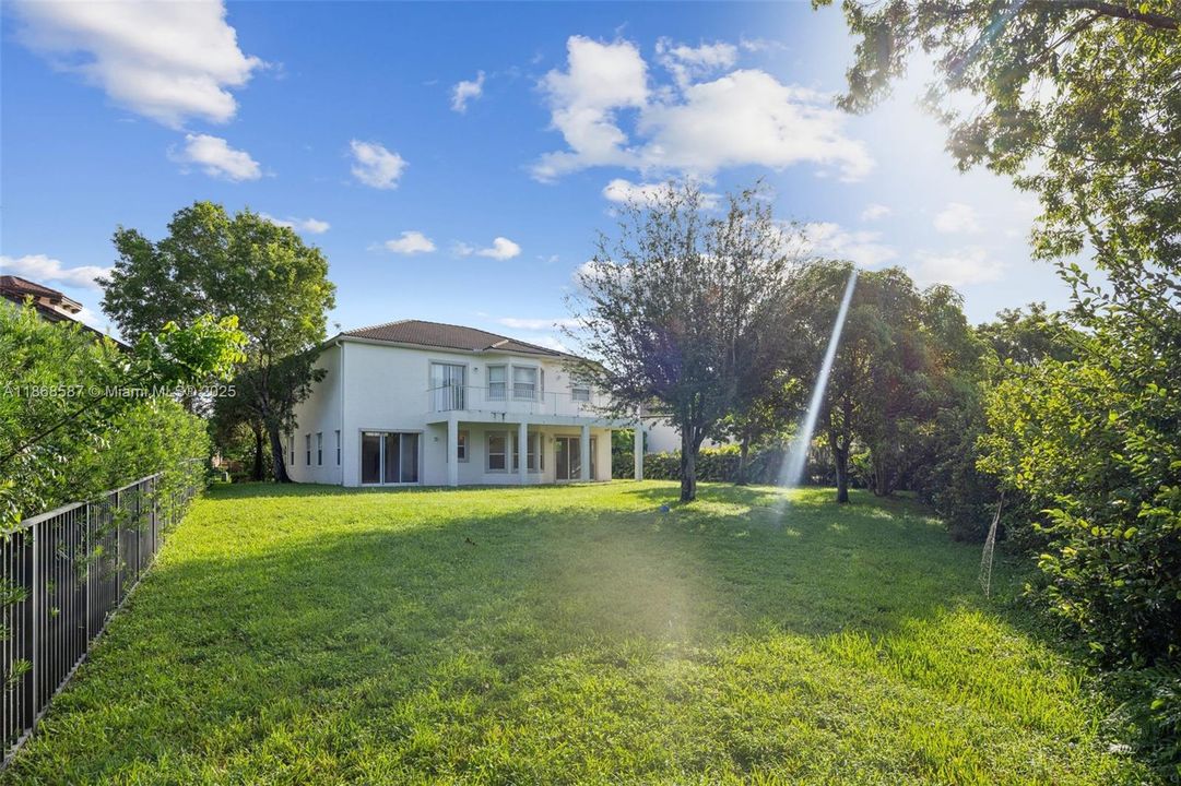 Под контрактом: $926,000 (6 спален, 4 ванн, 3994 Квадратных фут)